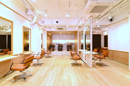 【新宿】◆社会保険完備・選べる働き方・入客チャンス大◆トレンド×高技術をウリに20～30代のお客様を中心に支持されています！キャリアアッププランも充実しており、希望に合わせた働き方ができる「AROMA hair room 新宿店（アロマヘアールームシンジュクテン）」からスタイリスト（美容師）の求人☆★