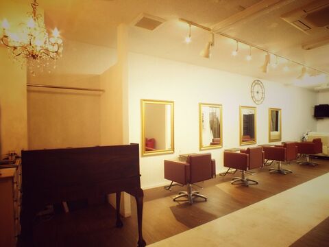 【摂津富田】≪平均20時退勤≫≪営業中レッスンOK≫≪社会保険完備≫レッスンはマンツーマン指導のため、2年以内にデビュー可能です！朝礼や終礼、ミーティングもなし！駅チカサロン「mocca（モッカ）」からアシスタント（美容師）の求人☆★☆