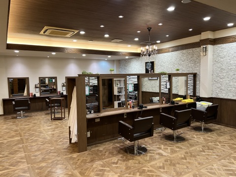 【長山】◆ベビーシッター費用補助あり・日曜定休・最大月12日休み・残業ほぼ無し・社会保険完備◆指名なし・予約なしでプライベートの予定も立てやすい！パートさんの急なお休みにも対応しやすい環境です！幅広い年齢層のスタッフが活躍するサロンです「Ai-ney 千両店（アイニーセンリョウテン）」からスタイリスト（美容師）の求人★☆