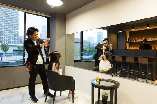 【北浜】≪駅チカ徒歩1分≫≪新規集客は会社≫≪リピートマニュアルで高いリピート≫≪選べる勤務時間≫≪完全週休2日制or週休3日制≫≪土日休みや連休もOK≫≪ボーナス年1回あり≫≪休日レッスン、無駄な残業一切なし≫≪店舗拡大予定につき大募集！≫髪質改善特化型サロン「rroom201（ルームニマルイチ）」からスタイリスト（美容師）の求人☆★