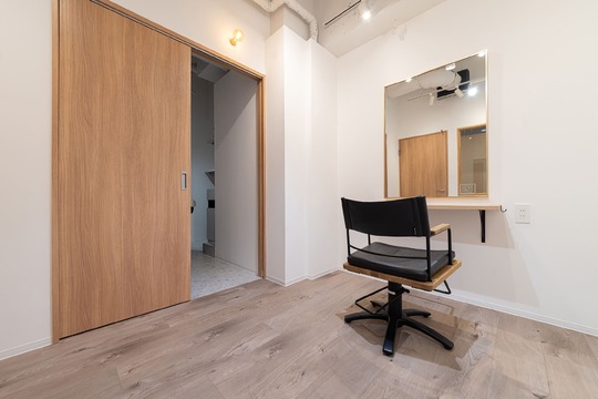 【心斎橋】≪定着率91％≫≪社会保険完備の日祝定休≫≪企業型iDeCoへ加入できる！≫≪個室あり≫スタイリストオンリーで、レッスンなどは一切ナシ！ひとりひとりのお客様に寄り添いながら施術が可能。髪質改善がウリの高単価サロン。「coucou（クク）」からスタイリスト（美容師）の求人☆☆