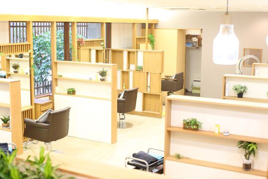 【香里園】≪17時閉店≫≪完全週休2日制≫≪社会保険完備≫≪営業中レッスンOK≫≪最短1年半でスタイリストデビュー可能≫夢をもち、夢を与えられるような美容師になれるサロン「TOM HAIR DESIGN 香里園店 （トムへアーデザインコウリエンテン）」からアシスタント（美容師）の求人☆★☆