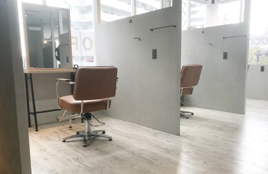 【大橋駅】全席半個室でマンツーマン接客！！最低保証もあり安心してお仕事スタートできます！！フルフラットの最新シャンプー台でリラックスしていただける業務委託ヘアサロン「半個室型美容室 ROCCO 大橋店（ハンコシツガタビヨウシツロッコオオハシテン）」からスタイリスト（美容師）の求人☆★