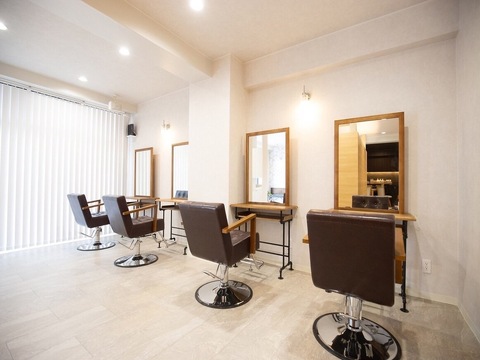 【清水】≪社会保険完備・営業時間19時迄・入客チャンスあり・高収入を目指せる≫エリアでトップクラスの集客力！！トレンドを意識したハイセンスな技術がお洒落に敏感な世代中心に大人気なヘアサロン「hair design FABRO.（ヘアデザインファブロ）」からスタイリスト（美容師）の求人★☆