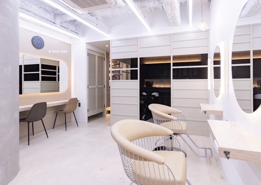 【天神橋筋六丁目】≪社会保険完備≫≪縮毛矯正＆髪質改善特化サロン≫≪客単価1万5000円≫≪業務委託の方は自由出勤制≫≪正社員の方は完全週休2日制≫客層20代メイン、内装もオシャレでオススメのサロンです！客単価も高く早回しも必要ありません！「Hui.（フイ）」からスタイリスト（美容師）の求人☆★