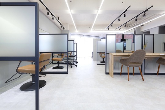 【新福島】プライベート空間を大切にした半個室サロン≪社会保険完備≫≪年間休日115日≫≪実働8時間≫≪カット最終受付18:00≫≪平均単価10000円以上≫スタッフの定着率抜群！！なりたい美容師像を応援する「Litzy by KHAIR 女性専用サロン（リジーバイハイルジョセイセンヨウサロン）」からスタイリスト（美容師）の求人☆☆