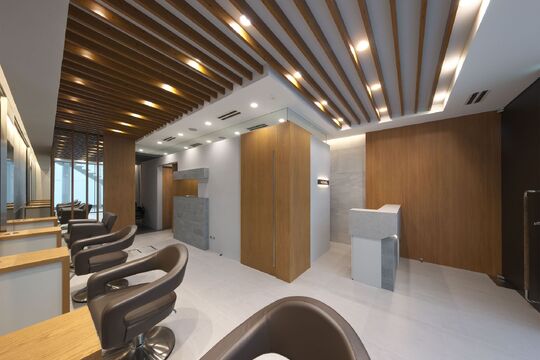 【元町】≪月給22万円≫≪社会保険完備≫≪完全週休2日制≫毎週土日いずれか休み！単価1万円以上の高級ヘアサロンだからこそ、丁寧な接客を得意とする方には必見です！「HEMEL（ヘームル）」からアシスタント（美容師）の求人☆★☆