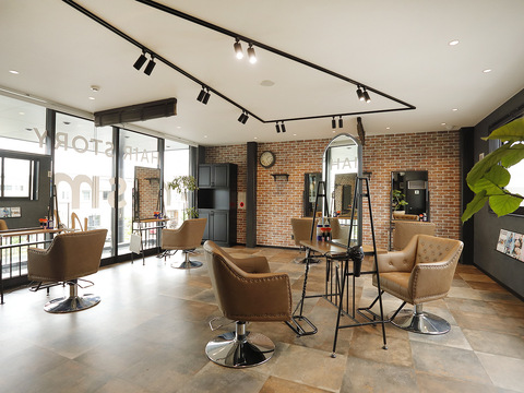 【つくば駅】≪選べる休日制度≫≪20時までに退勤可能≫≪社会保険完備≫≪産休育休制度あり≫流行りの透明感カラーが大人気のサロンです！髪質改善などのメニューにも力を入れており、様々な技術が学べる環境が整っています！「hair story r-ism next（ヘアストーリーリズムネクスト）」からスタイリスト（美容師）の求人★☆