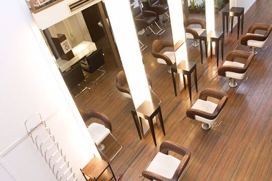 【近鉄奈良】≪社会保険完備≫≪日曜日定休あり＆時短社員制度あり≫≪駅スグでアクセス良好≫人間関係の良いサロンで働きたい！という方におすすめ！おしゃれな南国風な雰囲気に吹き抜けが気持ち良い店内！「IVAn＆LIZ 奈良店（イヴァンアンドリズナラテン）」からアイリスト（アイデザイナー・まつ毛エクステ）の求人★☆★