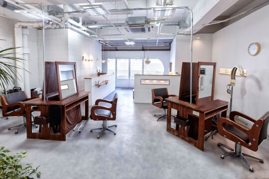 【霧ヶ丘】≪社会保険完備・営業時間17時30分迄・月8,9日休み・レッスンは営業時間内・残業無し≫レッスンはすべて営業時間内に行います！技術レベルに応じた昇給あり！オリジナルのカリキュラムで早期デビューを目指せます！カウンセリングを大切にしているため一人ひとりのお客様と向き合うことのできるヘアサロン「F for your hair（エフフォーユアヘアー）」からアシスタント（美容師）の求人☆★