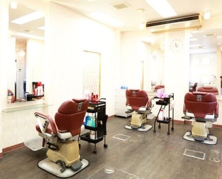 【花園】≪月8,9日休み≫≪最短1年でデビュー可能≫≪有給休暇あり≫理容と美容の技術がどちらも学べます！レッスン日は自由で、スタイリストの方がマンツーマンで見てくれます！地域に愛されたアットホームな理美容サロン「SMR2（エスエムアールツー）」からアシスタント（美容師・理容師）の求人☆★