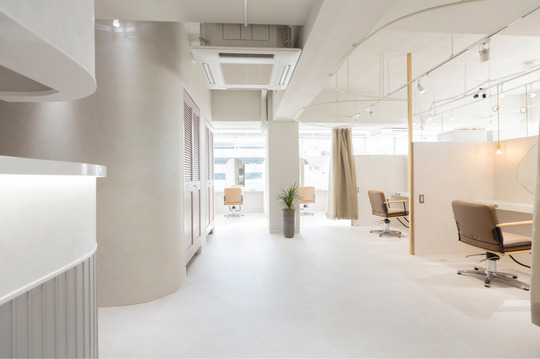 【JR姫路】≪単価1万円以上≫≪社会保険完備≫≪完全週休2日≫≪実働8時間≫外部へ技術講師やSNS講師を行うスタッフ在籍！メンズに特化したヘアサロン「SLASH（スラッシュ）」からスタイリスト（美容師）の求人☆★