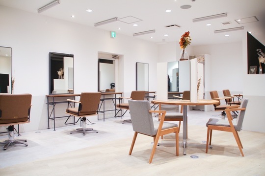 【梅田】≪平均月給60万円以上≫≪社会保険完備≫≪完全週休2日制≫≪保障給28万円≫≪高単価≫高い技術をもって関西を代表するサロンを目指すサロン！デザイン力、カウンセリング力、発信力、人間力を軸にデビュー直後から売り上げが上がる独自の教育システムがTLUUSの強み！会社の一員として誇りをもって働きたい方からのご応募お待ちしております！「TLUUS（トゥルーズ）」からスタイリスト（美容師）の求人☆★