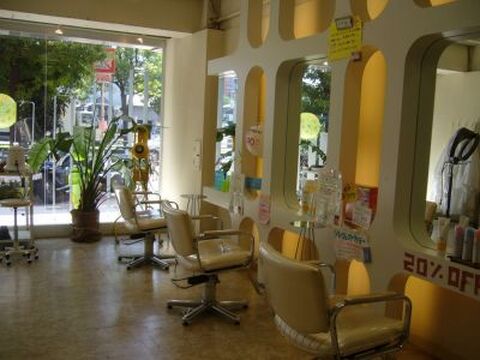 【大正】≪社会保険完備≫≪大入り手当あり≫≪月8日休み≫頑張った分評価される体制！丁寧な接客で地域のお客様から愛されています。元気とノリ重視、スタッフ仲もバッチリ！ボランティア活動などもする地域密着サロン「give 大正（ギブ タイショウ）」から、アシスタント（美容師）の求人☆★☆