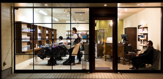 【周船寺】≪社会保険完備・住宅手当あり・メンズ専門店≫世代を問わず多くのお客様がご来店！！多くの仲間がいるので色々な技術を見て学ぶ事が可能！！定番のスタイルはもちろん流行のスタイルも追求するメンズスタイル特化サロン「SHIFT Men's only salon 周船寺店（シフトメンズオンリーサロンスセンジテン）」からスタイリスト（美容師・理容師）の求人☆★