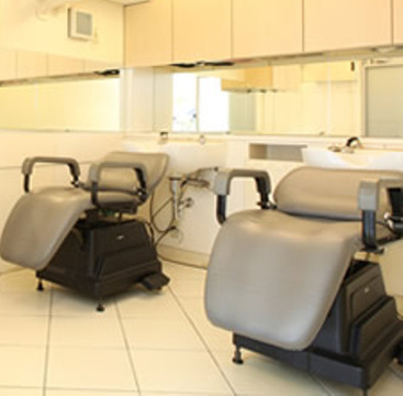 【豊中】《月給20万円スタート♪》《社会保険完備》嬉しい待遇面の他にレッスンも一人一人に合わせてしっかり見てくれる環境★スタッフ想いのオーナーさんと共に一緒に頑張りましょう♪地域密着型のアットホームサロン“Salon Moda（サロンモーダ）”からアシスタント（美容師）の求人☆☆