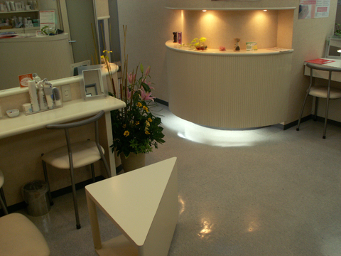 【高槻】≪未経験・新卒生OK≫≪社会保険完備≫≪月9日休み≫≪産休育休取得実績あり≫美容に興味がある方大歓迎！未経験でも学べる環境が充実しているため、安心して技術習得ができますよ！「ESCOS 高槻店（エスコスタカツキテン）」からエステティシャンの求人☆☆