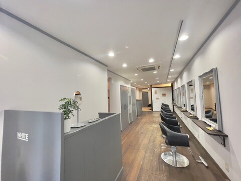 【八丁堀】メディアでも話題の全国展開する人気ヘアサロン！≪フリー45％／指名50％還元≫により月収50万円以上が可能です！休みや勤務時間の相談もOK！美容師の新しい働き方です！「_WHITE 広島並木店（アンダーバーホワイトヒロシマナミキテン）」からスタイリスト（美容師）の求人☆★