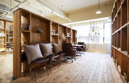 【心斎橋】≪スタッフ大募集中≫≪完全週休2日制≫≪社会保険完備≫≪土日休みも相談可能≫最短2年でデビュー可能！海外や東京の有名店で技術を学ばれたオーナーさんからレベルの高いトレンド技術を学べる！SNSの個人ブランディングも学べるサロン！「ROVERSI（ロベルシ）」からアシスタント（美容師）からの求人☆★