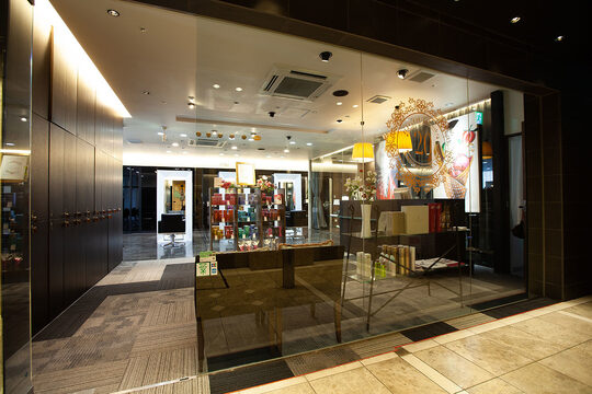 【西梅田】≪社会保険完備≫≪有給休暇あり≫≪完全週休2日≫福利厚生も充実した環境の中で確実にスキルアップを目指していける！サロンワーク以外にも様々なことに挑戦できる大阪・兵庫圏内で店舗展開しているサロン「BIGOUDI salon（ビグディーサロン）」からアシスタント（美容師）の求人★☆