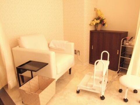 【西梅田】《社保完備☆希望休が取りやすい☆》お客様のライフスタイルにあわせたデザインを提供するSOU（ソウ）!!手書きのデザインも人気☆長く活躍してほしいから、福利厚生も整えています♪ネイリストの求人★☆★