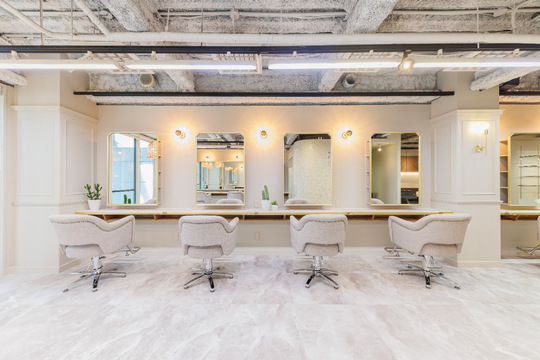 【矢場町】◆最低保障給あり・完全マンツーマン・単価1万円超え◆幅広い薬剤のラインナップで単価UPを狙いやすい！今までのスタイルを崩さず働けます！「AMNESIA 名古屋栄（アムネシアナゴヤサカエ）」からスタイリスト（美容師）の求人★☆