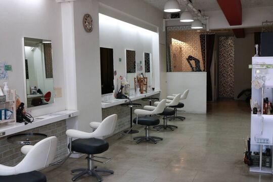 【兵庫駅】≪社会保険完備≫≪月給23万円〜≫≪有給休暇あり≫≪遅くても20時には退勤可能≫半歩先の技術提供で地域一番のありがとうの言葉を大切に、スタッフ同士、お客様からも感謝の言葉を頂けるように心がけるサロン「enchante（アンシャンテ）」からスタイリスト（美容師）の求人☆★