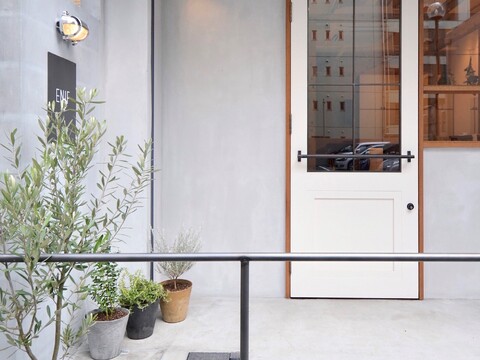 【江坂】≪完全週休2日≫≪土日休み可能≫≪有給・夏季冬季休暇あり≫≪バースデー休暇あり≫≪19時過ぎに退勤可能≫≪社会保険完備≫客層は20代が最も多いトレンドを取り入れたお洒落サロン！プライベートも大事しながらお仕事ができる！「ENIF（エニフ）」からスタイリスト（美容師）の求人★☆