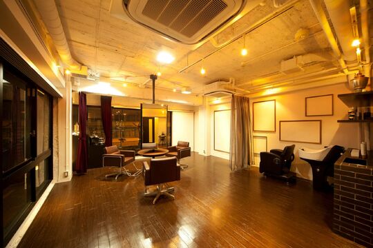 【長堀橋】≪社会保険完備≫少人数制な人気ヘアサロン！！オフィス街の一角に位置する開放的でシック、大人の静かな時間が過ごせるヘアサロン！「Carpe Diem（カーペディエム）」からスタイリスト（美容師）の求人☆★