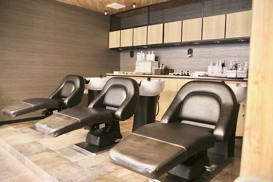 【西梅田】≪完全マンツーマンでの入客≫≪カットカラー2時間枠≫≪自由出勤制≫≪土日休み可能≫平均客単価17000円ほどの髪質改善特化の高単価サロン！1日3,4名の入客で月100万円の売上を作れる環境！数をこなさなくても稼いでいける為長く美容師として働いていけますよ！「Jewel Box 西梅田店（ジュエルボックスニシウメダテン）」からスタイリスト（美容師）の求人★☆