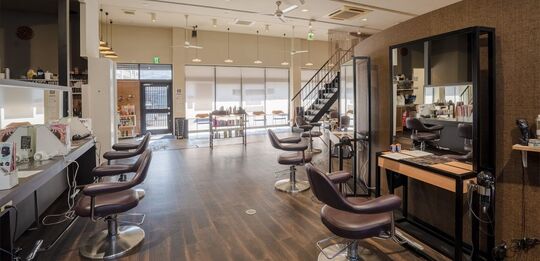 【長与駅】≪月休7日・平均退勤時間18〜19時・社会保険完備≫月給17万円スタートで働きやすくプライベートの充実OK！！幅広い世代が来店される地域密着型ヘアサロン「the helix 長与駅前店（ザヘリックスナガヨエキマエテン）」からアシスタント（美容師）の求人☆★