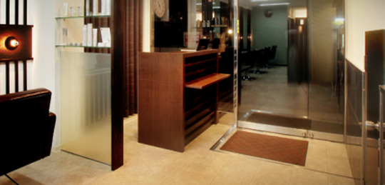 【なんば】≪月給28万円〜≫≪社会保険完備≫集客も好調、入客のチャンスもバッチリ！結果がきちんと給与に反映されるので、月35万円以上稼ぐのも可能です！「RELATION（リレーション）」スタイリスト（美容師・理容師）の求人★☆★