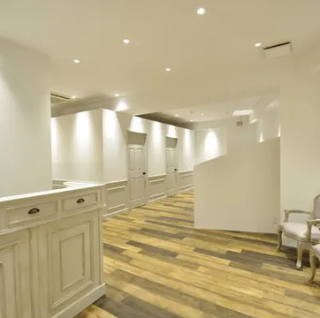 【別府】≪総支給50万円以上の支給実績あり・高月給スタート・休日数の選択OK・社会保険完備・半個室あり≫スタイリストオンリーなので完全マンツーマン接客！髪質改善に力を入れているヘアサロン「Emma hair Atelier（エマヘアーアトリエ）」からスタイリスト（美容師）の求人★☆