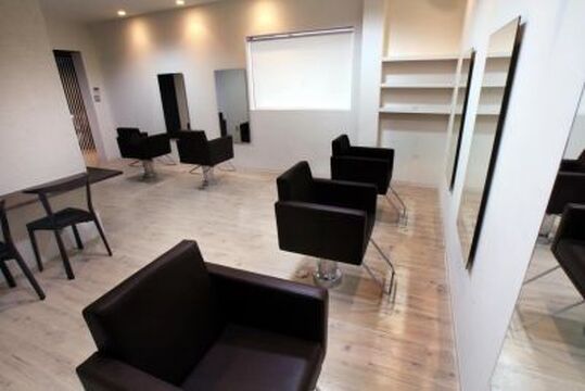 【紀三井寺】≪実働8時間≫≪社会保険完備≫パートも募集中！ハイクオリティなスタイル提案と接客力が人気のセレブが集う大人のための隠れ家ヘアサロン！上質な空間が非日常を演出する「DERE-DIR fidele（デレディールフィデル）」からスタイリスト（美容師）の求人です☆★☆