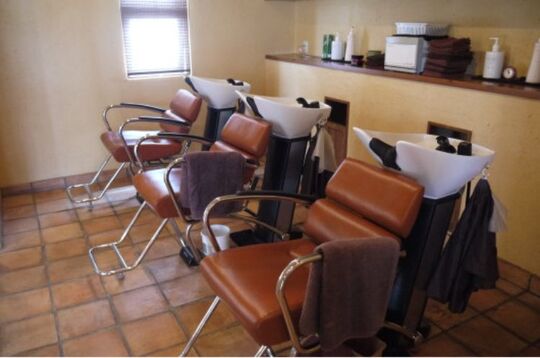 【守山駅】≪月8,9日休み≫≪社会保険完備≫≪20時までに退勤可能≫≪2年でデビュー可≫営業中の空いた時間にもレッスンができる！少人数制の地域密着型サロン！“ROJES HAIR DESIGN（ロージャスヘアーデザイン）”からアシスタント（美容師）の求人☆★