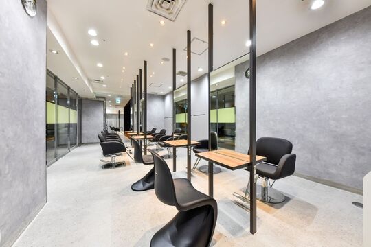 【なんば】≪実働8時間≫≪月8日休み≫≪社会保険完備≫≪営業中レッスン&早期デビュー可能≫デザインカラーも髪質改善も大人気のヘアサロン！早く業務委託で働きたい方にオススメです！「granze 難波店（グランジュナンバテン）」からアシスタント（美容師）の求人☆★