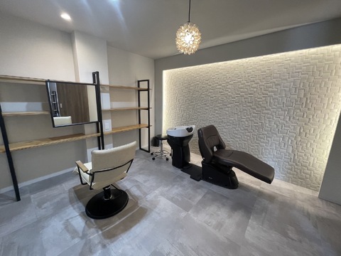 【草津駅】≪月8日休み≫≪土日休みOK≫≪平均退社時間18時頃≫≪社会保険完備≫アシスタント業務のみやスパニストとして働きたい人も歓迎！毎月20時間は必ず営業時間内レッスンが可能！カットレッスンウイッグ支給あり！ヘッドスパのメニューが最も人気なサロン！「W ATELIER（ダブリューアトリエ）」からアシスタント（美容師）の求人☆☆