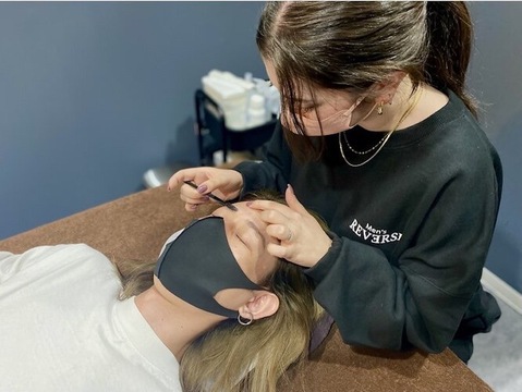 【川崎駅】≪完全週休2日制≫≪土日祝休みOK≫≪社会保険完備≫≪未経験歓迎≫業界の中でも高水準のお給料も魅力の一つ！未経験の方でもしっかりと研修制度が整っているため安心して働き始めることができます！「Men's REVERSE 川崎店（メンズリバースカワサキテン）」からアイブロウリストの求人☆☆