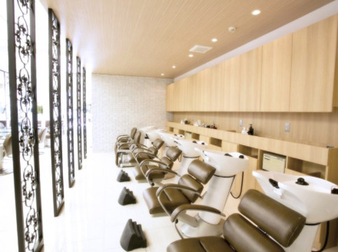 【青葉台】◆有給休暇あり・月8日休み・寮あり・カット入客チャンス大・社会保険完備◆前職の給与を半年間保証♪新しいことにはドンドン挑戦し、トレンドを発信しています☆20代のお客様を中心に人気のトータルビューティーサロンQUATRO 青葉台店（クアトロアオバダイテン）からスタイリスト（美容師）の求人☆★