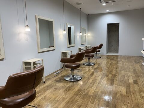 【樟葉】≪時給1300円≫≪日曜定休≫≪週2日以上の勤務からOK≫≪女性のみのサロン≫≪マンツーマン≫落ち着いたインテリアが可愛い！パートスタッフが多いサロン！ママさん美容師も歓迎！！「Sumire（スミレ）」よりスタイリスト（美容師）の求人☆☆