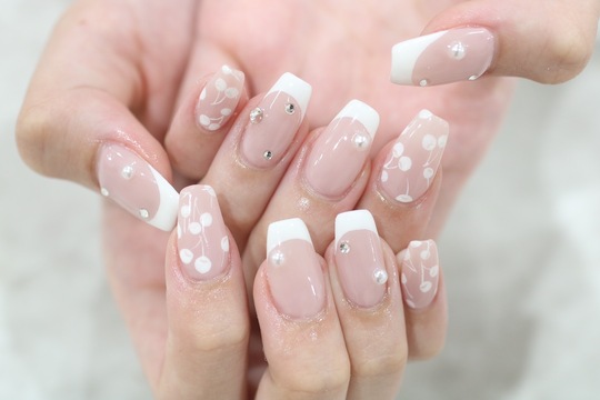 【日本橋】≪未経験OK≫≪髪色・ネイル自由≫≪月9日休み≫未経験でも充実した研修制度があるため安心！上下関係が無く、風通しの良い環境で働きたい方大歓迎！安定した技術力があり、リピーター様多数のサロン「Leonie（レオニー）」からネイリスト（ネイル）の求人☆☆