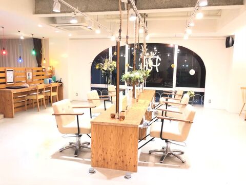 【六地蔵】≪毎週日月休み≫≪10～16時までの営業時間≫主婦美容師さん応援サロン！営業時間もコンパクトなので家庭との両立もしやすいですよ！勤務されているスタッフは皆主婦さん！ママさんスタッフが働きやすいサロン！入客チャンスも多く、風通しも良く離職率がとても低いサロン！「PLUS 六地蔵店（プルスロクジゾウテン）」からスタイリスト（美容師）の求人☆☆