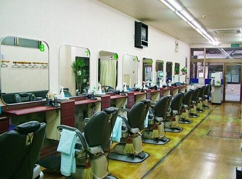 【淡路】≪19時終わり≫≪月収40万円以上可能≫リーズナブルな料金で人気の地域密着サロン！お仕事にもどんどん入っていけてやりがいアリ！仕事終わりも早く、長く働きやすい「PAPAS 淡路店（パパスアワジテン）」から理容師（理容室）の求人★☆