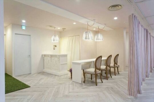 【烏丸】未経験・新卒生OK！厚生省が認可・特許技術を使用したサロン！社会保険完備・実働8時間・完全週休2日！長く勤めることのできるサロン！”felim 烏丸店（フェリムカラスマテン）”からアイリスト（アイデザイナー・まつ毛エクステ）の求人☆★