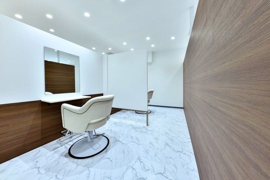 【枚方市駅】 ≪インボイス制度のサポートあり≫≪完全マンツーマン≫≪完全自由シフト≫≪最大45万円の保証給あり≫≪正社員制度あり≫トリートメント・ヘアケアなどの髪質改善に特化した大人気ヘアサロン！勤務時間や休みなどご希望に合わせた働き方が可能です！「afrodite 枚方店（アフロディーテヒラカタテン）」からスタイリスト（美容師）の求人☆★