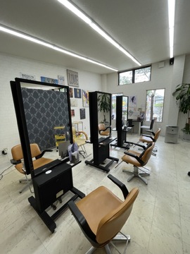 【川西町】≪社会保険完備・18時30分迄に退勤可能・有給休暇あり≫子育て中のママさんに理解のある環境！！地域密着型で幅広い世代のお客様から大人気のヘアサロン「ART HAIR（アートヘアー）」からスタイリスト（美容師）の求人☆★