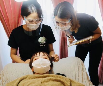 【天王寺】≪土日祝含め希望休3日相談可能≫≪業務委託は個人売上50%還元≫≪時給1300円〜1800円≫ガッツリ働きたい方もWワークも歓迎主婦の方も多数在籍しています。顧客様リピーター様が多く、安心して長く働けるサロンです。一人一人に寄り添い美しさを導き出すお手伝いさせていただきます。「Circe（チルチェ）」（アイデザイナー・まつげエクステ）の求人☆☆