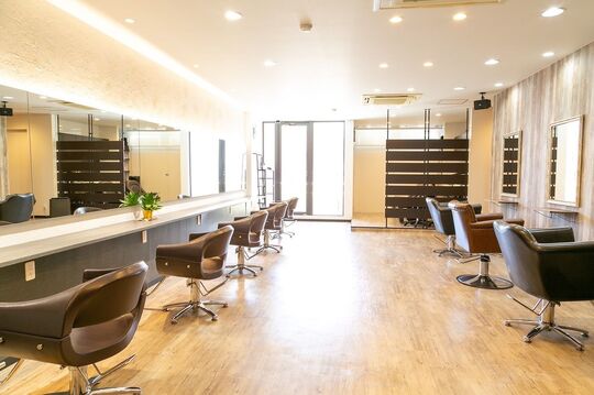 【大久保】≪フリー40％／指名50％還元≫≪40万円以上稼げる≫≪入客チャンス大≫ライフスタイルに合わせて勤務できる委託サロン！スタッフ平均報酬40万円以上でしっかり稼げます！「ATOM（アトム）」からスタイリスト(美容師)の求人☆★