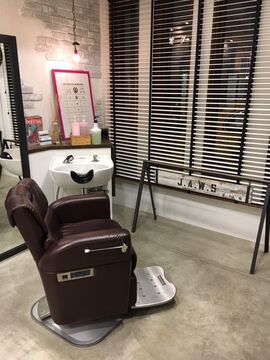 【新金岡】完全週休2日！早ければ19〜20時退勤！メリハリつけて働けます！フェイシャルエステもすれば手当もついてお給料UPも狙えます。アメリカンテイストのオシャレなメンズサロン「JAWS（ジョーズ）」からアシスタント（理容師・美容師）の求人☆☆