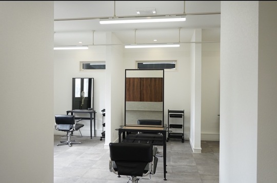 【千里丘】≪月8～10日の間で休日数を選択可能≫≪月給22万円～≫≪社会保険完備≫≪18,19時台に退勤可能≫≪休憩1時間あり≫頑張り次第で最短1年以内にデビュー可能！営業時間内レッスンも可能！アイラッシュやネイル、着付けなども学べるトータルビューティーサロン！営業時間内レッスン可能！「Oeuf ambiance（ウフアンビアンス）」からアシスタント（美容師）の求人☆★